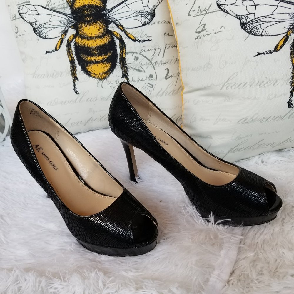 AK Anne Klein peep-toe heel